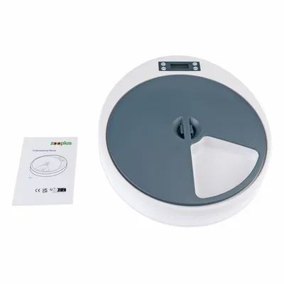 Zooplus Futterautomat Norma met handleiding, CE- en UKCA-markering. Automatische voerdispenser met digitaal display en grijze deksel.