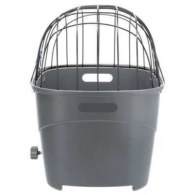 Panier de transport gris en plastique avec grille métallique noire sur le dessus, poignées découpées sur les côtés et molette de fixation visible à gauche.