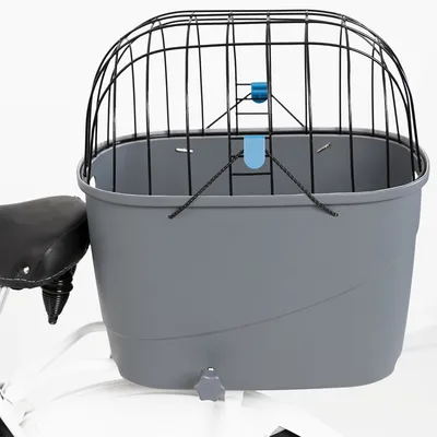 Panier gris en plastique avec grille métallique noire, fixé à l’arrière d’un vélo. Fermeture par clip bleu visible sur la grille.