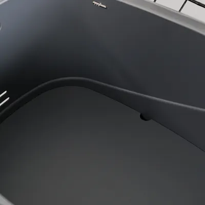 Intérieur d’un panier pour animal en plastique noir, sans coussin ni accessoires visibles.