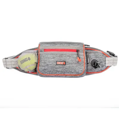 KONG marsupio con tessuto grigio, cerniera rossa, tasca a rete per pallina da tennis e dispenser per sacchetti igienici per cani.