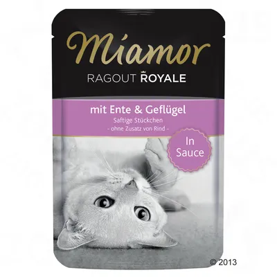 Miamor Ragout Royale -pussi, teksti: mit Ente & Geflügel, Saftige Stückchen, ohne Zusatz von Rind, In Sauce. Kuvassa kissa. Tekstit saksaksi.