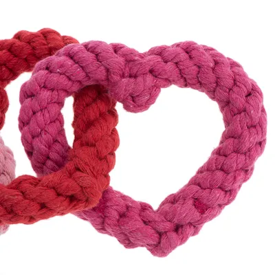 Две въжета във формата на сърце, едното розово, другото червено, изплетени от дебел плат.