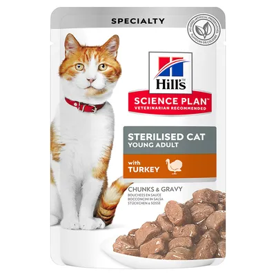Hill's Science Plan Sterilised Cat Young Adult with Turkey, komadići u umaku. Na slici narančasto-bijela mačka i tanjur hrane. Bez umjetnih konzervansa, aroma ili boja.