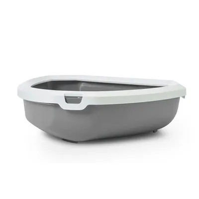 Kattenbak van grijs plastic met witte rand, driehoekig ontwerp geschikt voor plaatsing in een hoek. Geen merknaam of extra tekst zichtbaar.