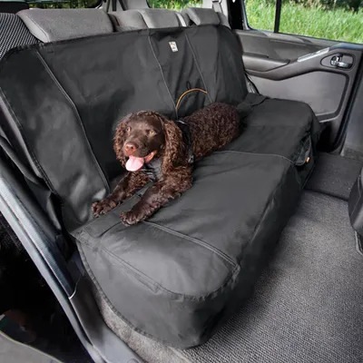 Musta auton istuinsuoja takapenkille, suojaa lialta ja eläinten karvoilta. Koira makaa rennosti päällä. Sopii lemmikkikuljetukseen autossa.
