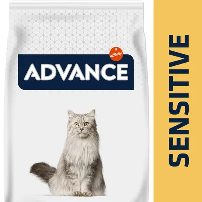 Confezione di crocchette per gatti con scritta ADVANCE affinity e SENSITIVE, immagine di un gatto a pelo lungo grigio sul fronte.