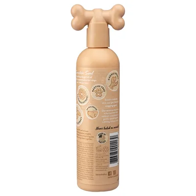 Bottiglia con tappo a forma di osso per cani, testo: Sensitive Soul, cura lenitiva per cani con pelle sensibile. Contiene estratto di calendula, avena e aloe vera. Made in the USA.