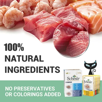 Schesir. 100% natural ingredients. No preservatives or colorings added. Prikaz sirovih komada ribe i škampi, pakiranja Schesir hrane za mačke.