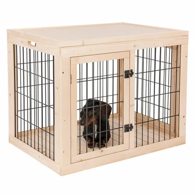 Cage pour chien en bois clair et métal noir, porte à charnières, petit chien noir à l’intérieur. Poignées latérales visibles sur la cage.