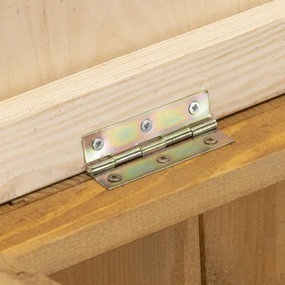 Dettaglio di un fissaggio a cerniera in metallo su legno, mostra il collegamento stabile tra due parti in legno.