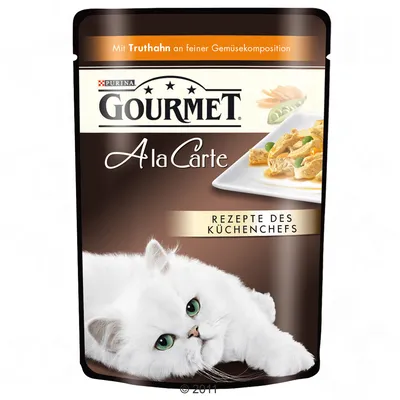 PURINA GOURMET A la Carte, Mit Truthahn an feiner Gemüsekomposition, REZEPTE DES KÜCHENCHEFS. Pouch with white cat and food on plate. Text in German.