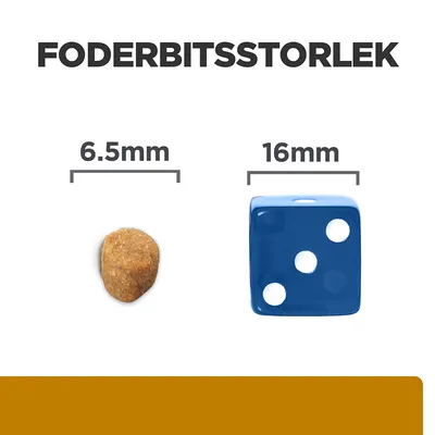 Foderbitsstorlek: foderbit 6,5 mm bred jämförd med en blå tärning på 16 mm. Tydlig storleksjämförelse för att visa fodrets bitstorlek.