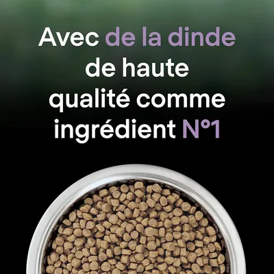 Avec de la dinde de haute qualité comme ingrédient N°1, texte sur fond noir avec une gamelle de croquettes en bas de l’image.