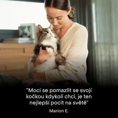 Žena drží kočku v náručí, pod nimi je text: 'Moci se pomazlit se svojí kočkou kdykoli chci, je ten nejlepší pocit na světě' Marion E.