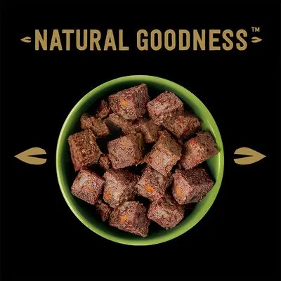 Groene kom met blokjes natvoer, erboven de merknaam 'NATURAL GOODNESS' in hoofdletters zichtbaar.