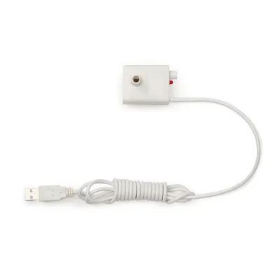 Weisses USB-Kabel mit angeschlossenem Adapter, geeignet für elektronische Geräte. Sichtbar sind ein USB-Stecker und ein weisser Adapter mit rotem Schalter.