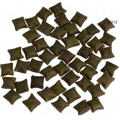 Kwadratowe, ciemne poduszeczki karmy lub przysmaku dla zwierząt, widoczne kilkadziesiąt sztuk na białym tle. Bez widocznych marek ani tekstu.