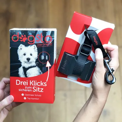 Dogsto Das Original. Drei Klicks zum sicheren Sitz. Optimaler Schutz, Top Komfort. Verpackung und Produkt mit Sicherheitsgurt für Hunde sichtbar.