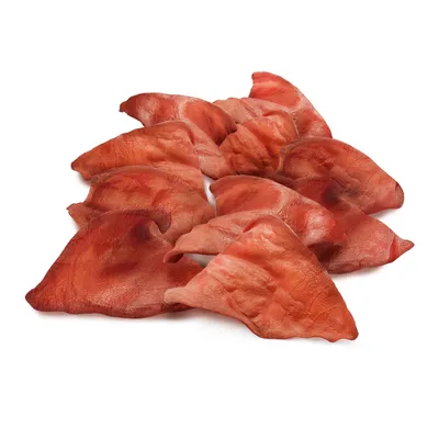 Oreilles de porc séchées entières, présentées en lot sur fond blanc. Aucun emballage visible, produit brut uniquement.