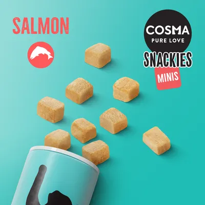 COSMA PURE LOVE SNACKIES MINIS, SALMON. Cubos de snack salmón saliendo de un envase azul con silueta de gato. Texto visible: SALMON, COSMA PURE LOVE SNACKIES MINIS.