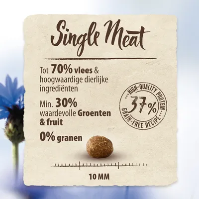 Single Meat. Tot 70% vlees en dierlijke ingrediënten, min. 30% groenten & fruit, 0% granen. High-quality protein 37%. Brok van 10 mm zichtbaar.