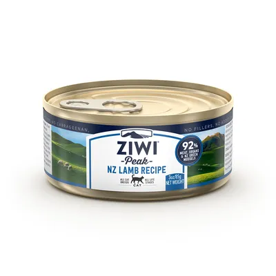 Boîte de pâtée pour chat Ziwi Peak NZ Lamb Recipe, 92 % viande, abats et moules vertes de NZ, poids net 85 g, visible sur l’étiquette en anglais.