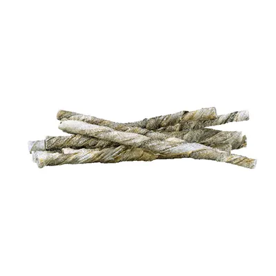 Mehrere gedrehte Kausnacks aus getrocknetem Fischhaut, naturfarben.