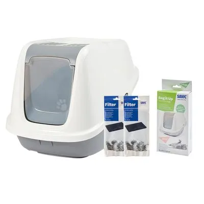 Savic kattenbak met grijze deur, twee verpakkingen Savic Filter en een verpakking Savic Bag it Up zakken zichtbaar naast de kattenbak.