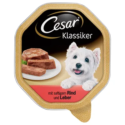 Cesar Klassiker Nassfutter mit saftigem Rind und Leber, Abbildung eines weissen Hundes und serviertem Futter auf Teller.
