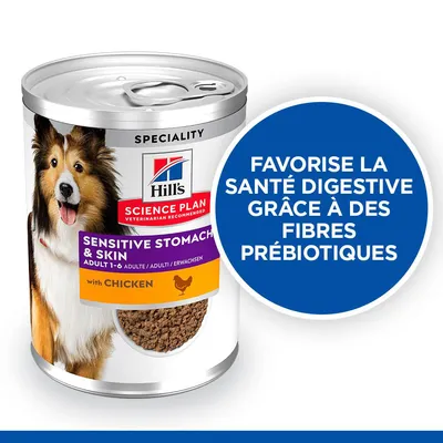 Hill's Science Plan Sensitive Stomach & Skin Adult 1–6 with Chicken. Favorise la santé digestive grâce à des fibres prébiotiques. Boîte de pâtée pour chien visible.