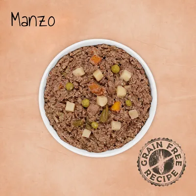 Ciotola di alimento umido per animali con pezzi di manzo, patate, piselli e carote. Testo visibile: Manzo, Grain Free Recipe.