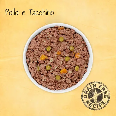 Testo visibile: Pollo e Tacchino. Ciotola con alimento umido, piselli e carote. Marchio visibile: Grain Free Recipe.