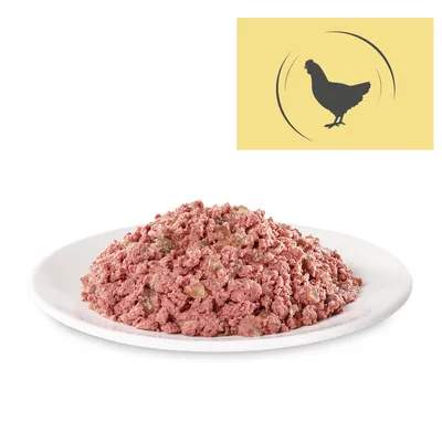 Čerstvé mokré krmivo na bílém talíři, se symbolem slepice na žlutém pozadí. Upozornění na kuře jako hlavní ingredienci.