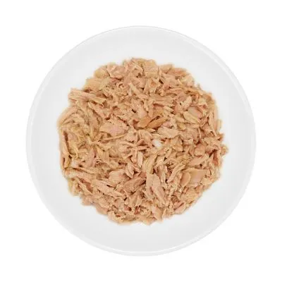 Porcja rozdrobnionego mięsa na białym talerzu, widok z góry. Brak widocznych marek ani tekstu.