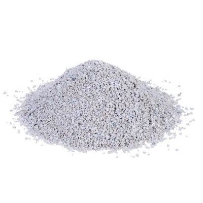 Hoop lichtgrijze kattengrit met fijne korrels en enkele blauwe deeltjes, los gestort op een witte achtergrond. Materiaal: korrelig.