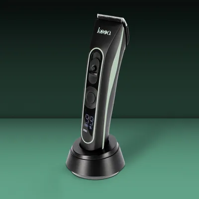 kooa Tierhaarschneider mit LED-Anzeige, Ladestation und Geschwindigkeitskontrolle. Schwarzes Design mit grünen Akzenten.
