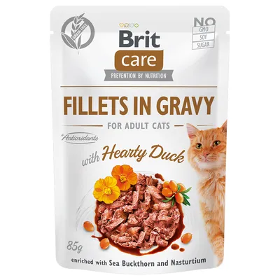 Brit Care Fillets in Gravy for Adult Cats with Hearty Duck, 85g. NO GMO, SOY, SUGAR. Enriched with Sea Buckthorn and Nasturtium. Изображение на котка и парчета месо в сос.