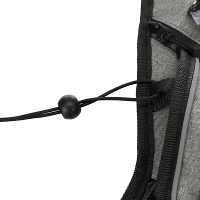 Detailaufnahme eines elastischen schwarzen Kordelzugs mit Kunststoffstopper an einem grauen Stoffmaterial.