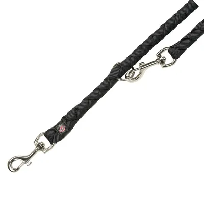 Schwarze geflochtene Hundeleine mit zwei Metallkarabinern und einem kleinen roten Logoaufnäher.