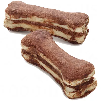 Twee botvormige kauwsnacks met bruine en beige lagen, zonder zichtbare merknaam of verpakking.