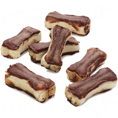 Syv tyggeben formet som små knogler med mørkebrun overflade og lys inderside, uden synlige mærker eller tekst.