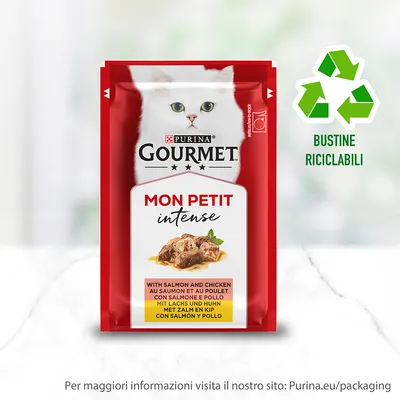 Purina Gourmet Mon Petit Intense con salmone e pollo, bustine riciclabili. Testo multilingue: with salmon and chicken, con salmone e pollo, mit lachs und huhn.