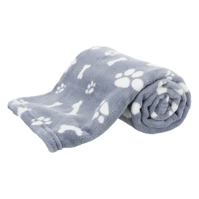 Manta de tela gris con huellas y huesos blancos estampados, enrollada parcialmente. No se muestra marca ni texto adicional visible.