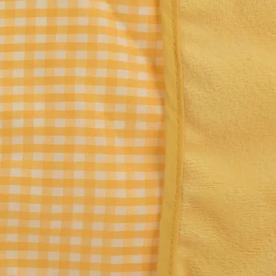 Nahaufnahme eines gelben Stoffes mit kariertem Muster und weicher Textur, geeignet für Heimtierprodukte.