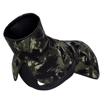 Fleece dog coat with camouflage pattern in green and black, adjustable closure on the back.