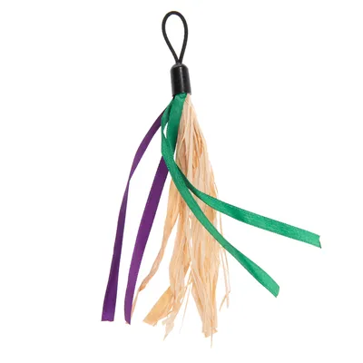 Jouet composé de lanières vertes, violettes et beige fixées à un embout noir avec boucle. Matériaux visibles : plastique, tissu et fibres naturelles.