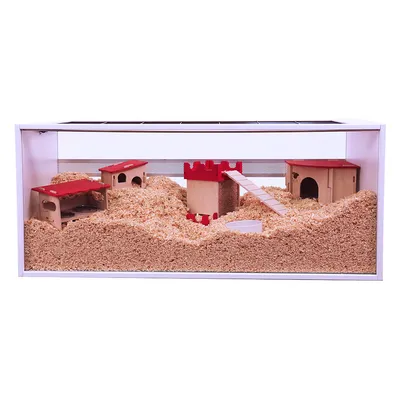 Hamstergehege mit Holzspielzeug, rotem Schloss, Brücke und Häuschen, gefüllt mit Einstreu.