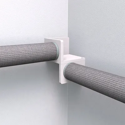 Eckhalterung aus weissem Material für zwei graue Kratzbaumstämme, montiert an einer Wand.