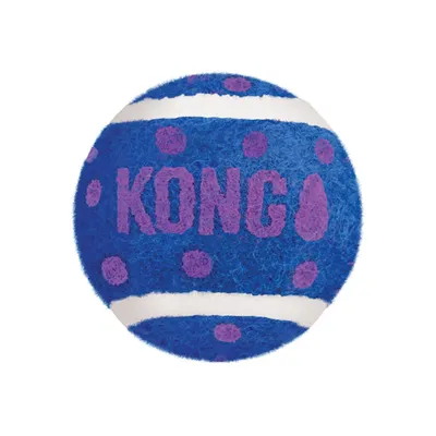 Pelota azul con puntos morados y franjas blancas, marca KONG visible en letras moradas.